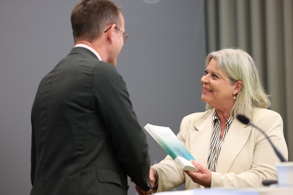 Socialtjänstminister Camilla Waltersson Grönvall (M) tog emot lösningen på en svår knut.