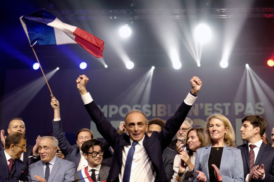 Ytterhögerkandidaten Éric Zemmour (mitten) vid ett valmöte norr om Paris i december inför årets franska presidentval. Arkivfoto.