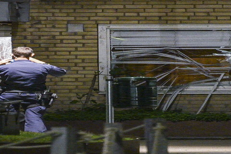 Polis på plats efter en detonation vid en portuppgång på Von Rosens väg på Rosengård i Malmö tidigt på onsdagsmorgonen.