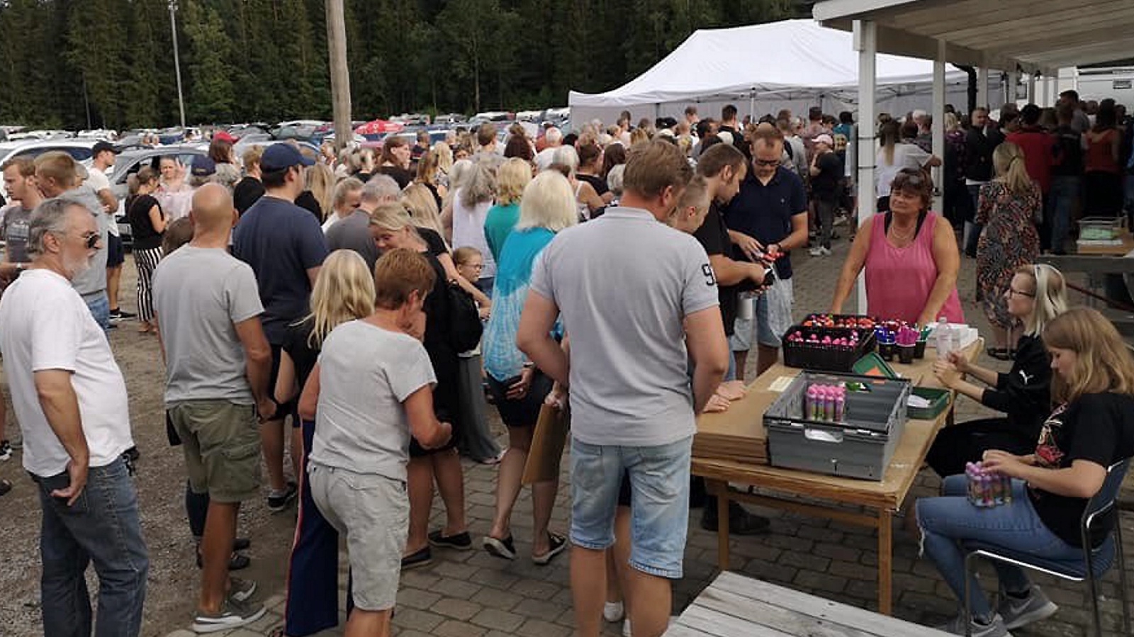 Superbilbingo i Lönsboda lockade runt 2000 personer till idrottsplatsen i fredags. Köerna till att köpa block och pennor ringlade långa. Foto: Privat