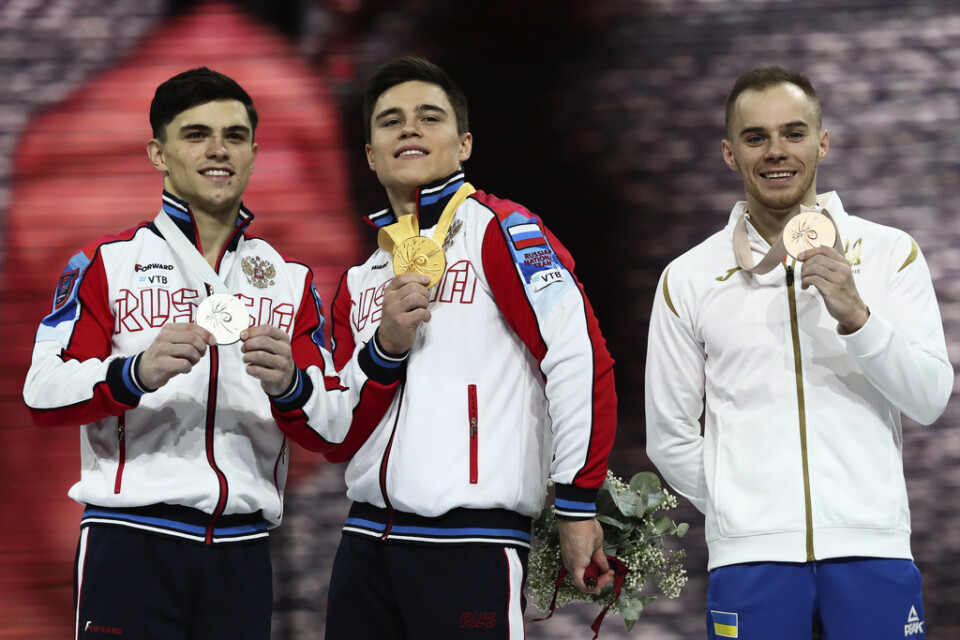 Nikita Nagornij (mitten) stoltserar med sin guldmedalj från VM i Stuttgart.