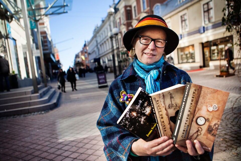 Joanna Svensson med de polska upplagorna av Medaljongens hemlighet och Nyckel till himlen – som just nu håller på att översättas från polska till engelska. De utspelar sig bland annat på Hasslö och i Karlskrona.
