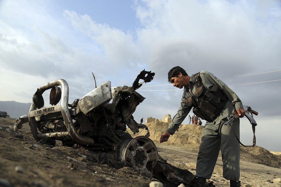 En afghansk soldat undersöker en plats där en attack skett norr om Kabul tidigare i april.