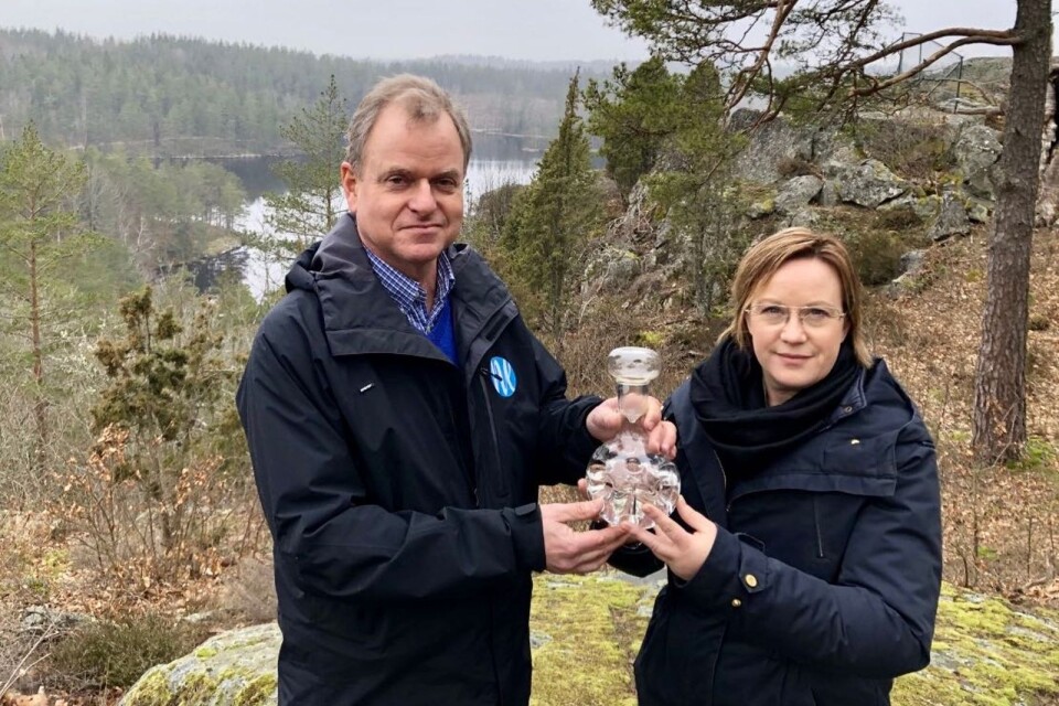 Dricksvattnets betydelse lyfts i en vattenkampanj i Kalmar län. Håkan Dahlgren, vd för Nybro Energi AB fick ta emot vattenkaraffen av Stihna Johansson Evertsson, kommunstyrelsens ordförande i Högsby kommun.