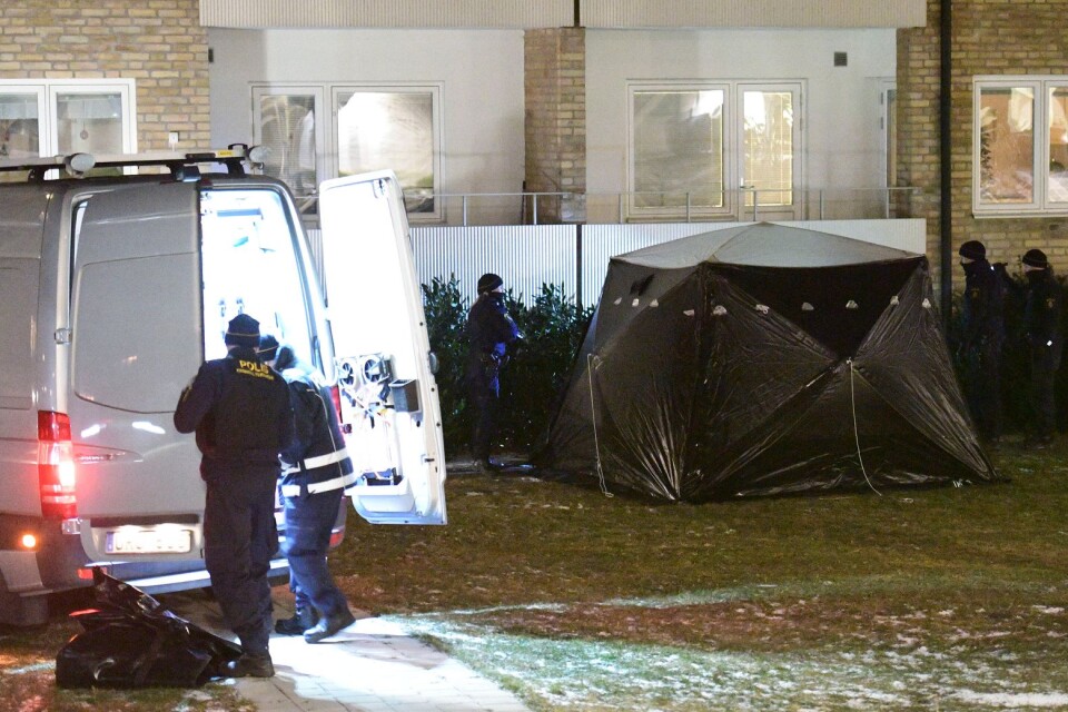 Polisens kriminaltekniker har placerat ett tält då de undersöker platsen i ett bostadsområde i västra Lund där en man på fredagskvällen hittades död.