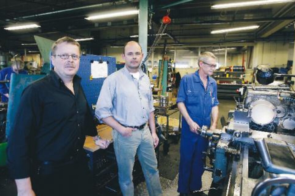 Foto:Hans G Friberg Köpare. Jerry Hjalmarsson och Roger Joelsson är två av köparna till Karlskronaföretaget. I bakgrunden, en av de anställda i företaget, Staffan Nordheim.