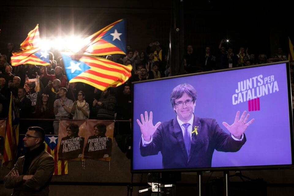 Kataloniens landsflyktige och avsatte regionpresident Carles Puigdemont har bedrivit valrörelse från Bryssel.