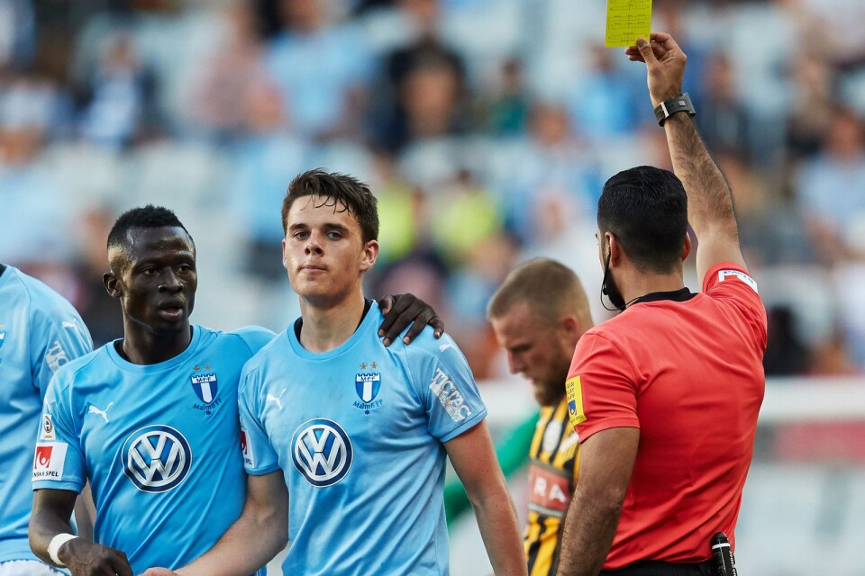 Samuel Adrian fick gult kort mot Häcken – nu får han A-lagskontrakt med MFF.