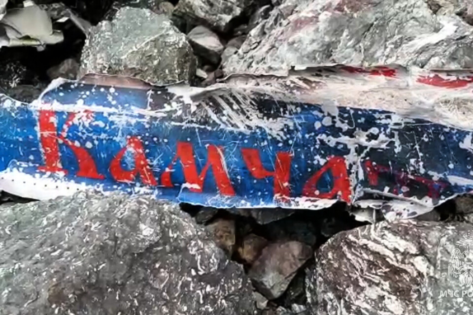 Vrakdel från ett annat plan, en An-26, som hittades utanför staden Palana på Kamtjatkahalvön i samband med en annan olycka. Ordet "Kamtjatka" skymtar i rött.