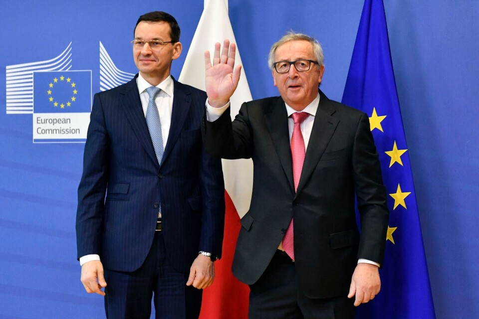 Polens premiärminister Mateusz Morawiecki och EU-kommissionens ordförande Jean-Claude Juncker. Bildtext: Inte överens. Polens premiärminister Mateusz Morawiecki och EU-kommissionens ordförande Jean-Claude Juncker har olika uppfattningar.