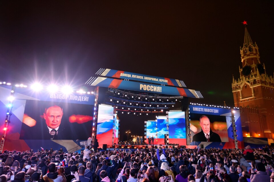Rysslands president Vladimir Putin talar vid en ceremoni som arrangerades på Röda torget i Moskva med anledning av de utropade annekteringarna. Bilden togs i fredags.