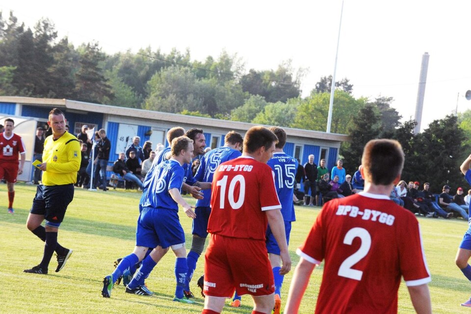 Fotbollslaget la ner efter säsongen 2014, men förra året var det bland annat fotbollsskola och spel för asylboende på Alunvallen. Foto: Magnus Anderberg