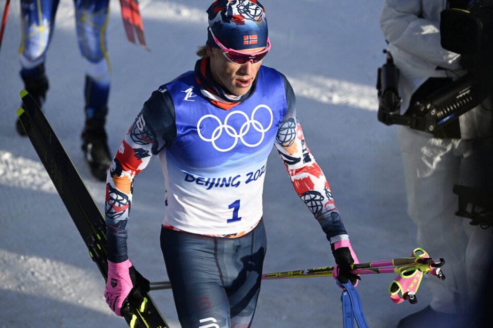 Norges Johannes Høsflot Klæbo efter målgång i herrarnas skiathlon under vinter-OS i Peking 2022.