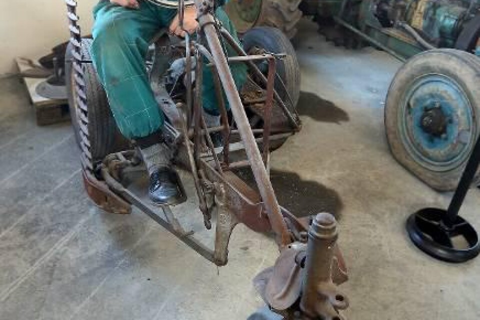 Unik traktor. Den fransks slåttermaskinen från 1925 i märket Kiva, är den enda i Sverige.