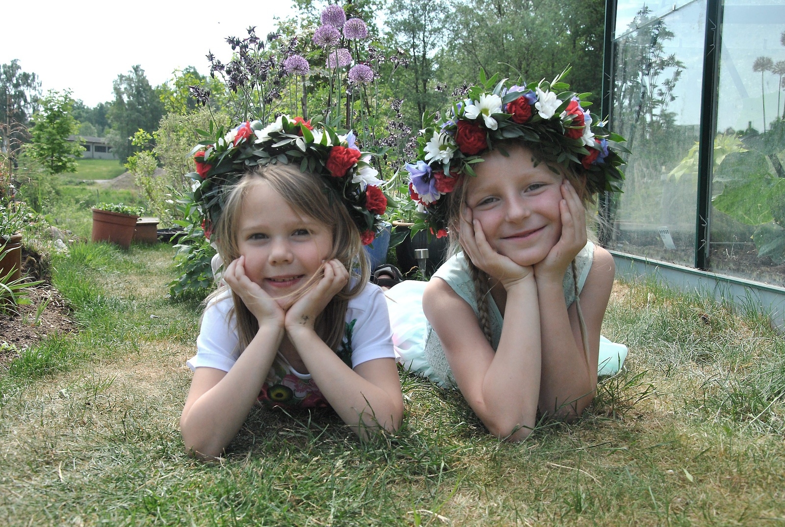 Glad midsommar önskas alla Norra Skånes läsare av blomsterflickorna Isabelle Höghäll, 6 år och Lovis Gustafsson, 6 år. 
Foto: Marie Strömberg Andersson