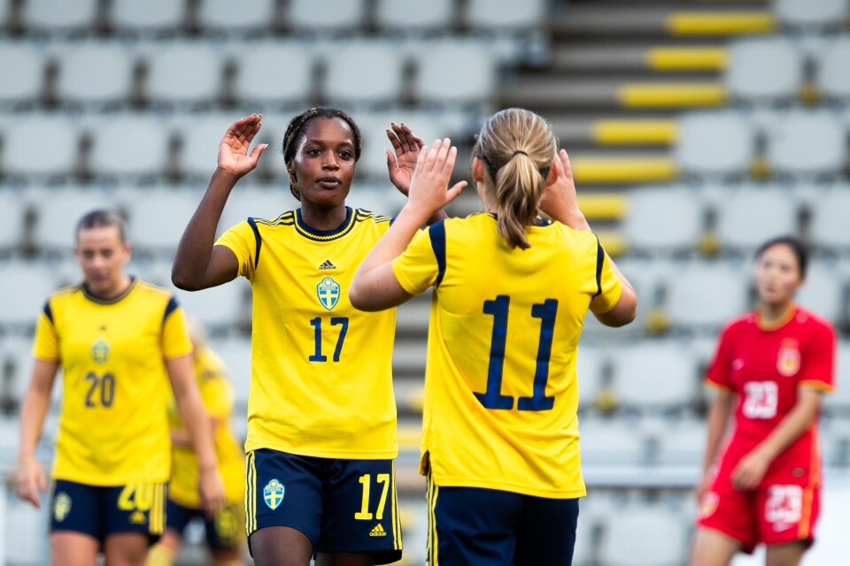 Evelyn Ijeh och Paulina Nyström efter 3–0-målet.