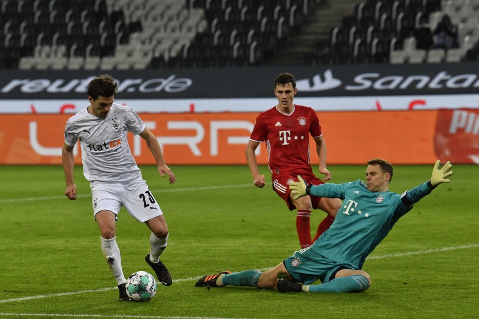 Jonas Hofmann, vänster, låg bakom Mönchengladbachs vändning hemma mot målvakten Manuel Neuers Bayern München.