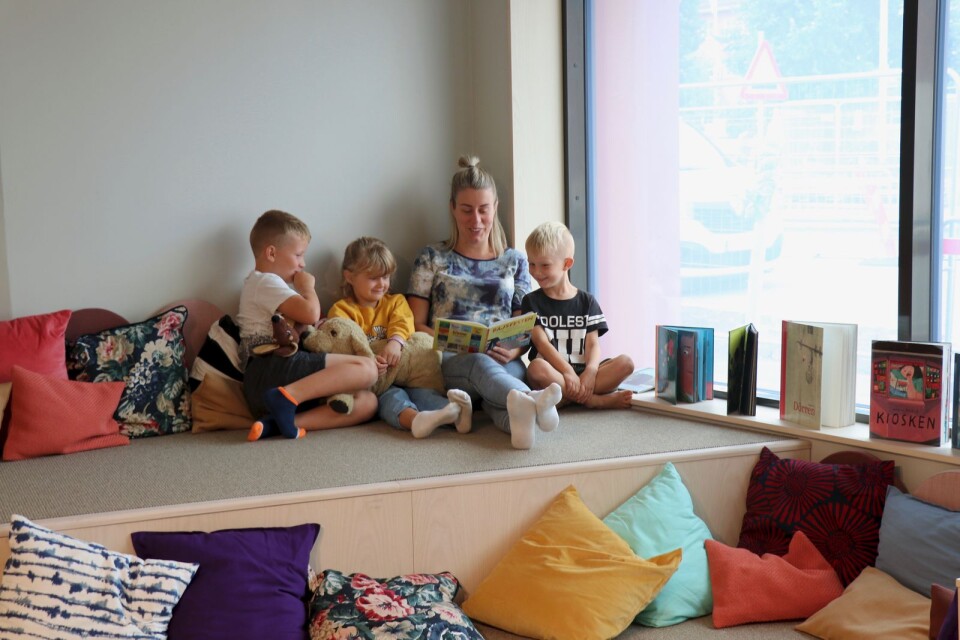 Martina Alexandersson läser för Melker Nord, Ebba Alexandersson, och Olle Nord. Den mysiga läshörnan i barnavdelningen blev snabbt populär.