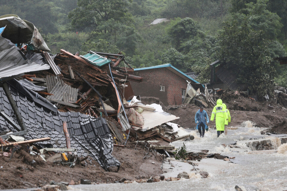 Ett hus i Yecheon kollapsade på lördagen sedan översvämningar och jordskred drabbat byn i centrala Sydkorea.