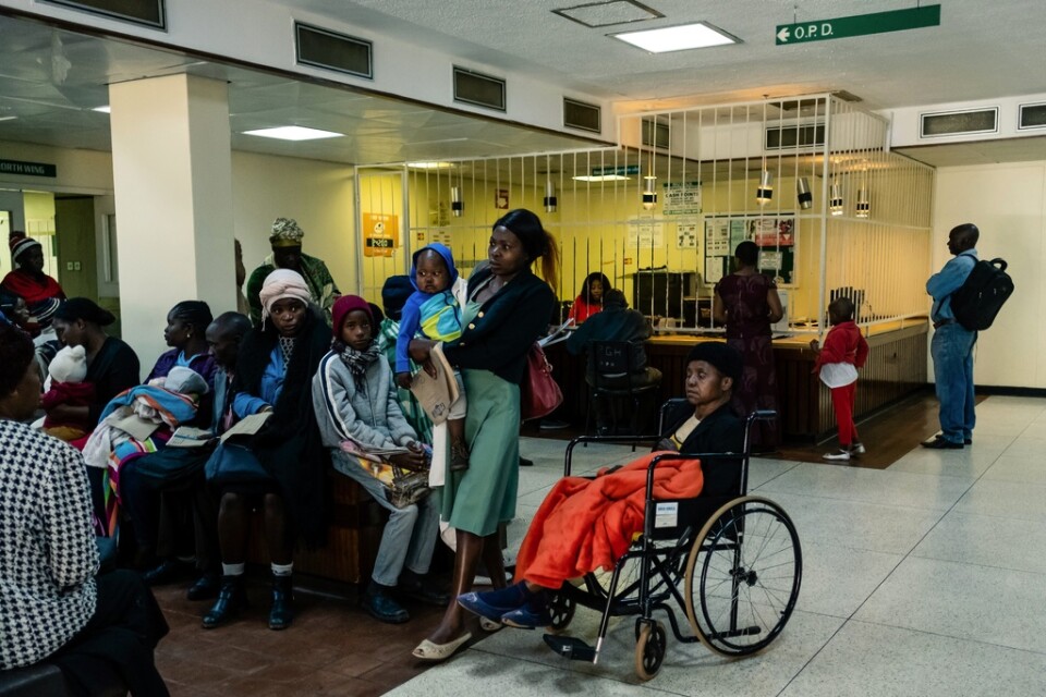 Patienter väntar på vård på ett sjukhus i Harare i Zimbabwe.
