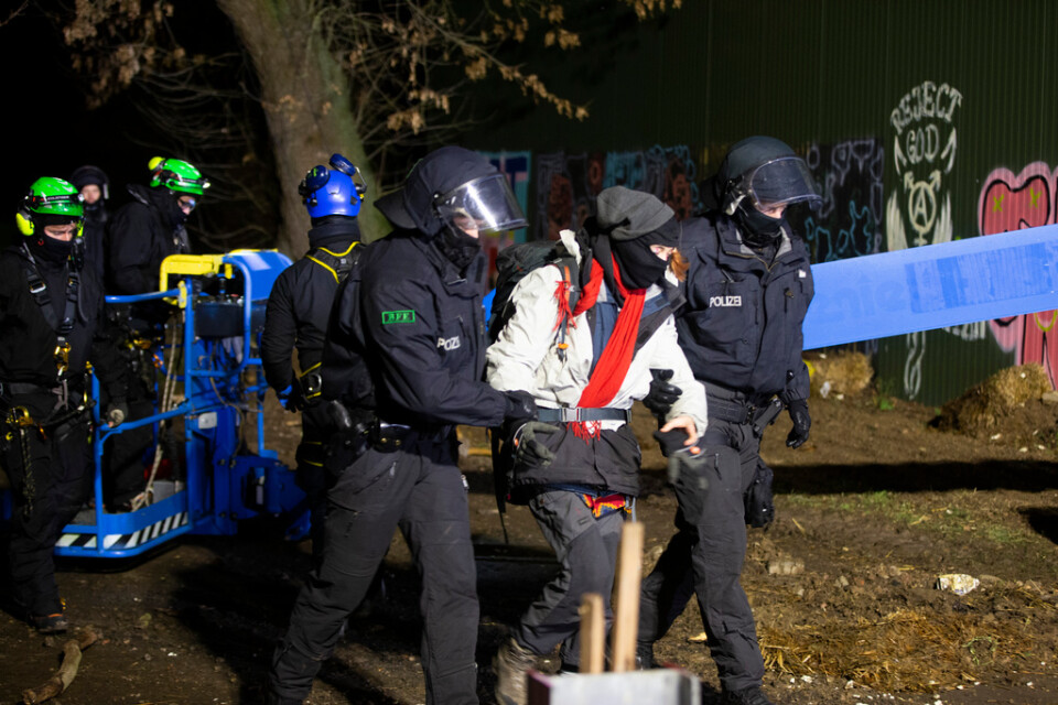 Tysk polis för bort miljöaktivister som protesterat i orten Lützerath i lördags. Arkivbild.
