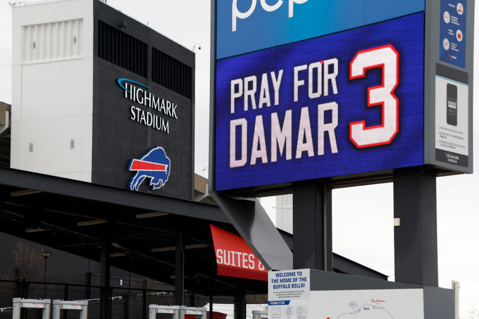 Stödet är stort för skadade Buffalo Bills-spelaren Damar Hamlin, här en skylt utanför hemmaarenan Highmark Stadium.