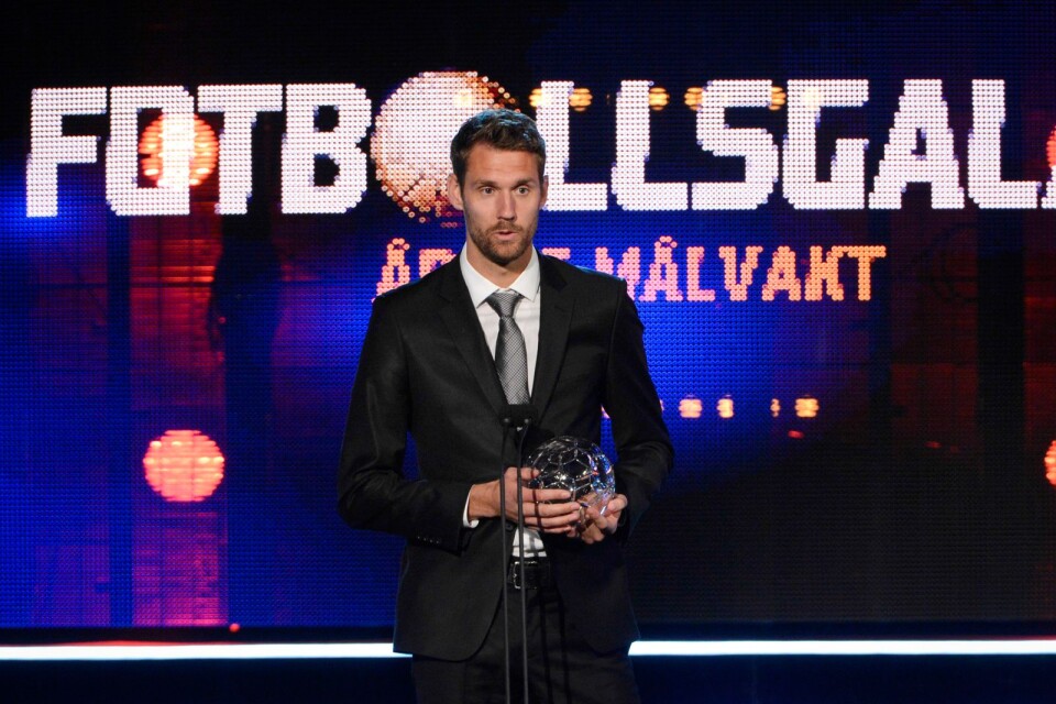 Tio gångar har Andreas Isaksson utsetts till årets målvakt i svensk fotboll. Här tar han emot priset i november 2013.