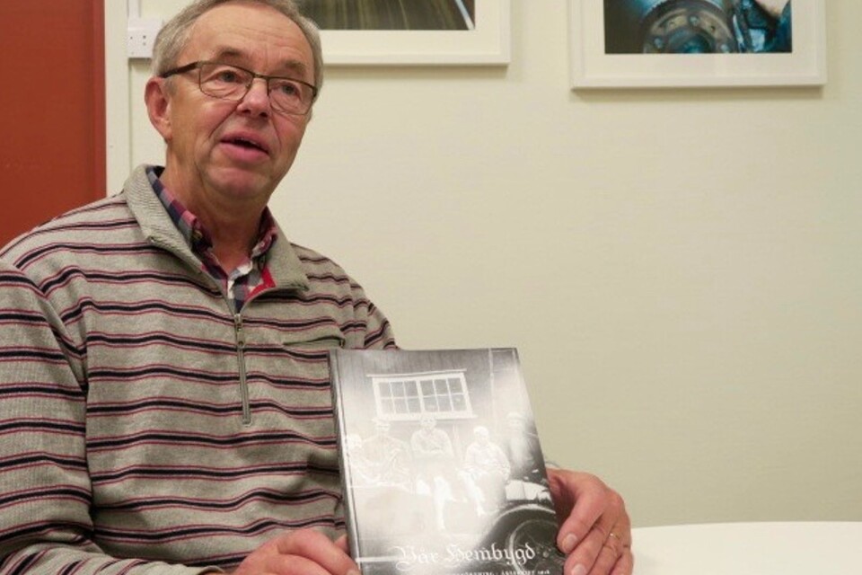 Jan Ottosson med ett nytryckt exemplar av Kyrkhults nya årsbok: Vår Hembygd