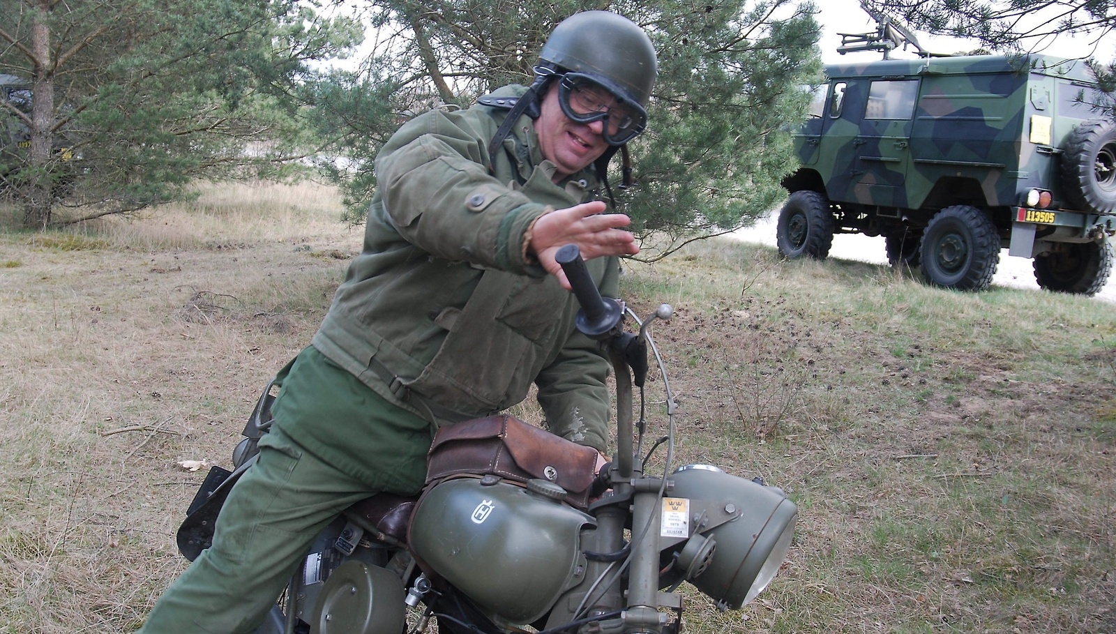 Mats Bergvall med sin militärmotorcykel, en Husqvarna, -69 års modell. Foto: Maja Ögren Andersson