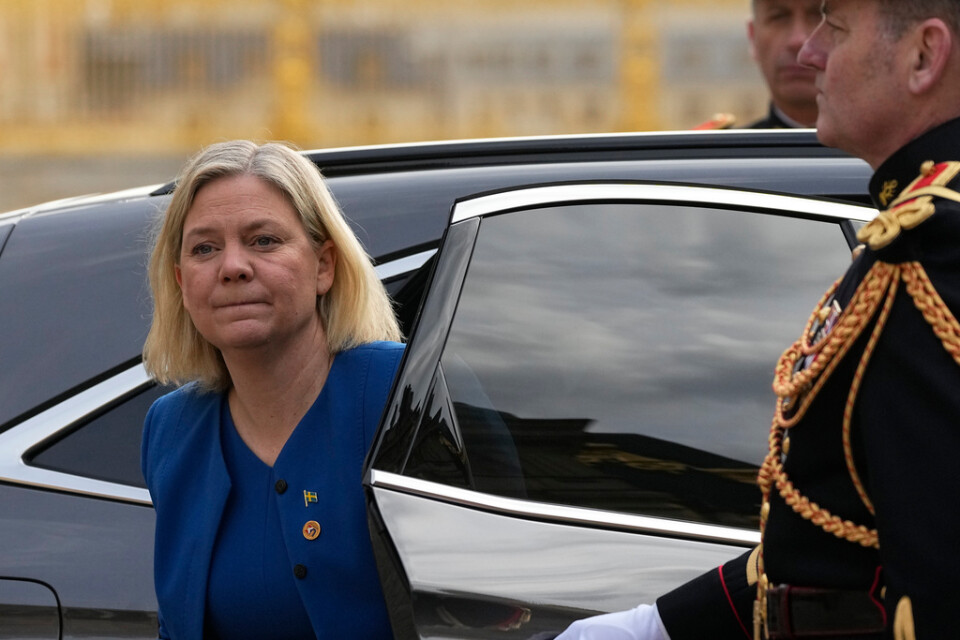 Statsminister Magdalena Andersson anländer till avslutningsdagen av veckans EU-toppmöte i Versailles.