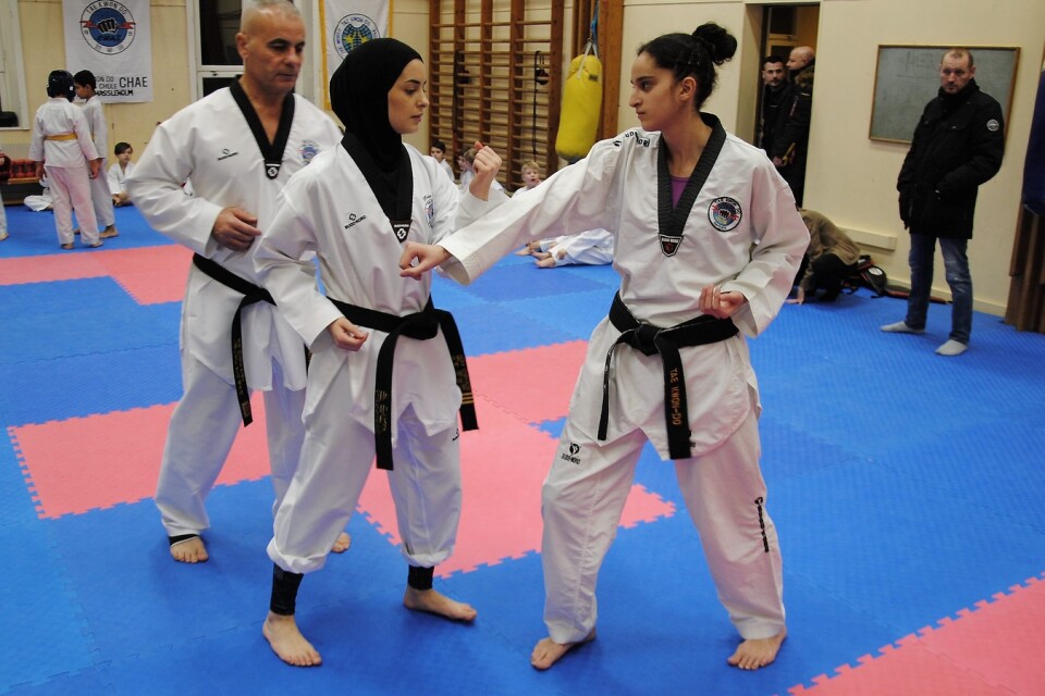 Ali Chehade instruerar Heba Chehade och Zena Kiliani i självförsvar. Mattan är ett viktigt redskap som är svår att ta in och ut i en lokal där man samsas med andra. Stefan olofson/arkiv