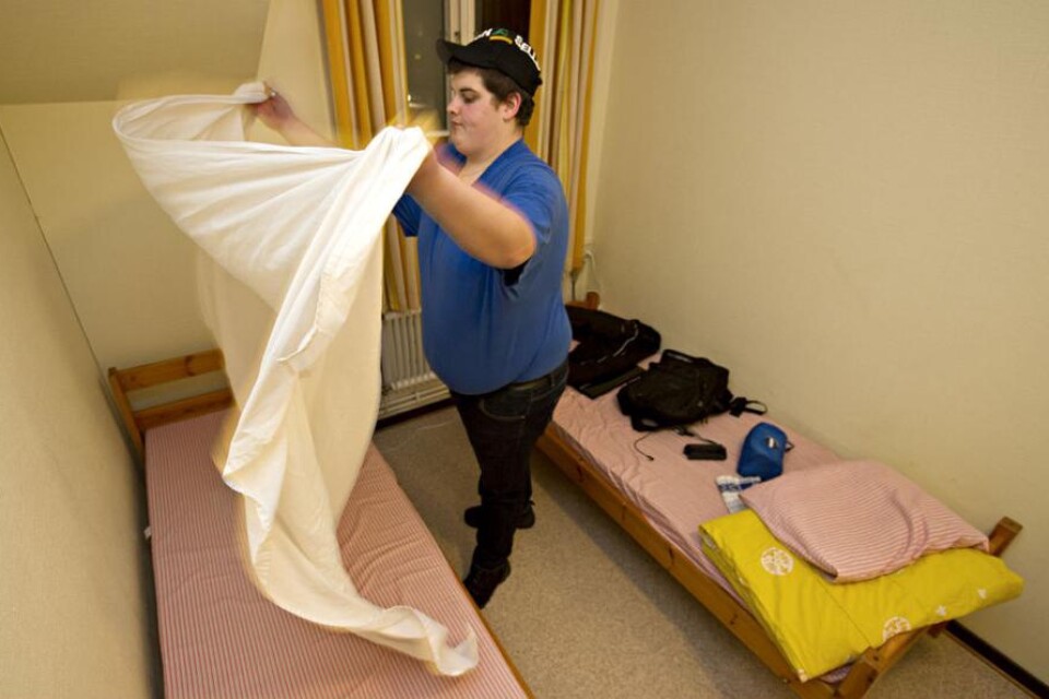 ett tillfälligt hem. Claes Persson bäddar sin säng i det vandrarhem han får bo på under veckoslutet.