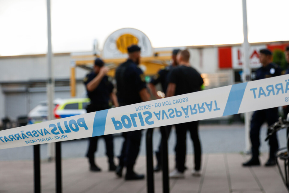 Polis på plats i Sätra i sydvästra Stockholm där en man i 20-årsåldern sköts till döds på måndagskvällen.