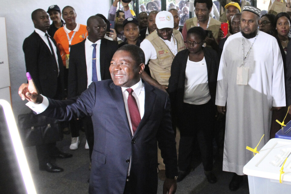 Moçambiques president Filipe Nyusi visar upp ett bläckfärgat finger för att visa att han röstat. Nyusi väntas bli omvald, men oppositionen väntas röna provinsiella framgångar.