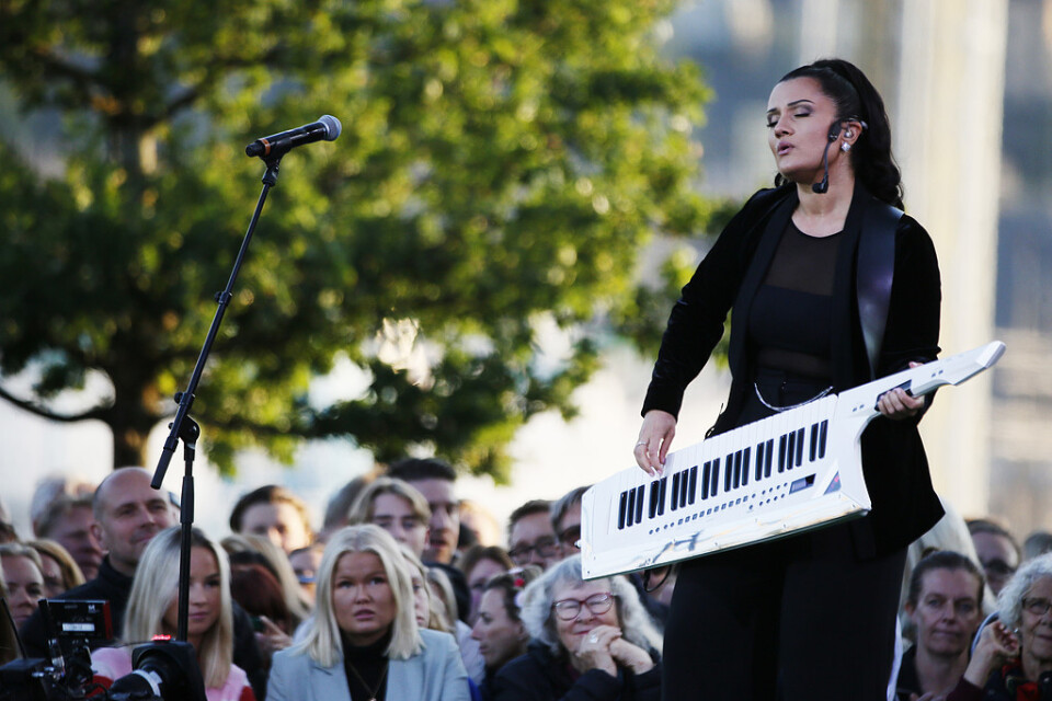 Claudia Campagnol, med keytar, genomförde bland annat Ted Gärdestad-låten "Satellit".