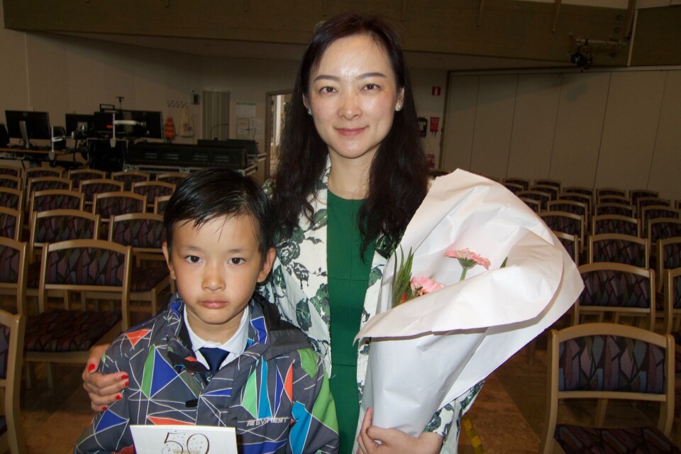 Yanni Shizhou med sonen Oscar Zhang uppvaktade med blommor.