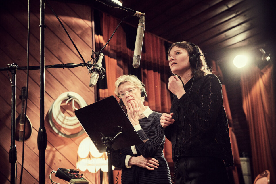 Stina Ekblad och Iiris Viljanen sjunger duetten "Sordin" tillsammans. Pressbild.