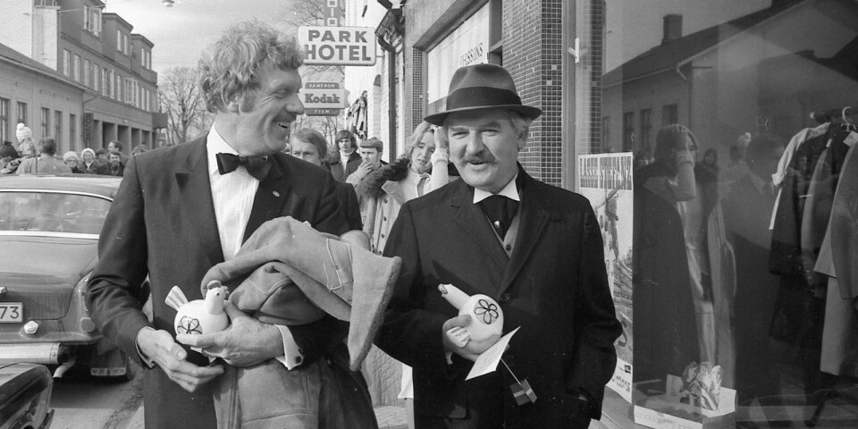 Tage Danielsson och Hans Alfredson på Bangatan i Tomelilla strax före premiären 1975 av ”Ägget är löst”. Den klassiska bilden tagen av Ystads Allehandas fotograf Jan-Olle Persson.