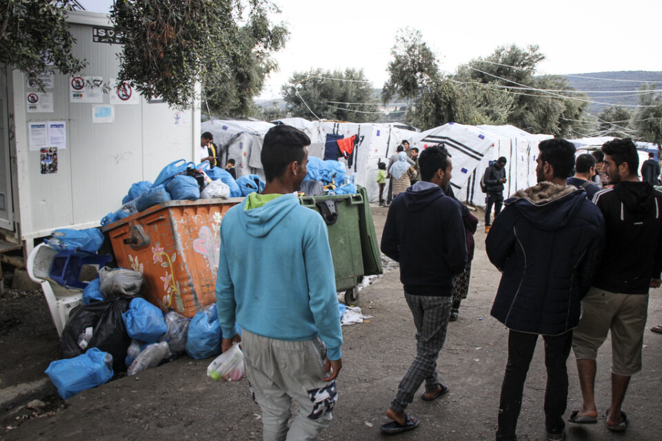En överfull sopstation. I bakgrunden syns några av FN:s flyktingorgan UNHCR:s boendetält, i flyktinglägret Moria.