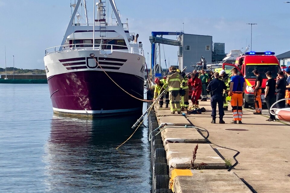 Ett stort antal räddningspersonal finns nu på plats i Saltö hamn i Karlskrona.