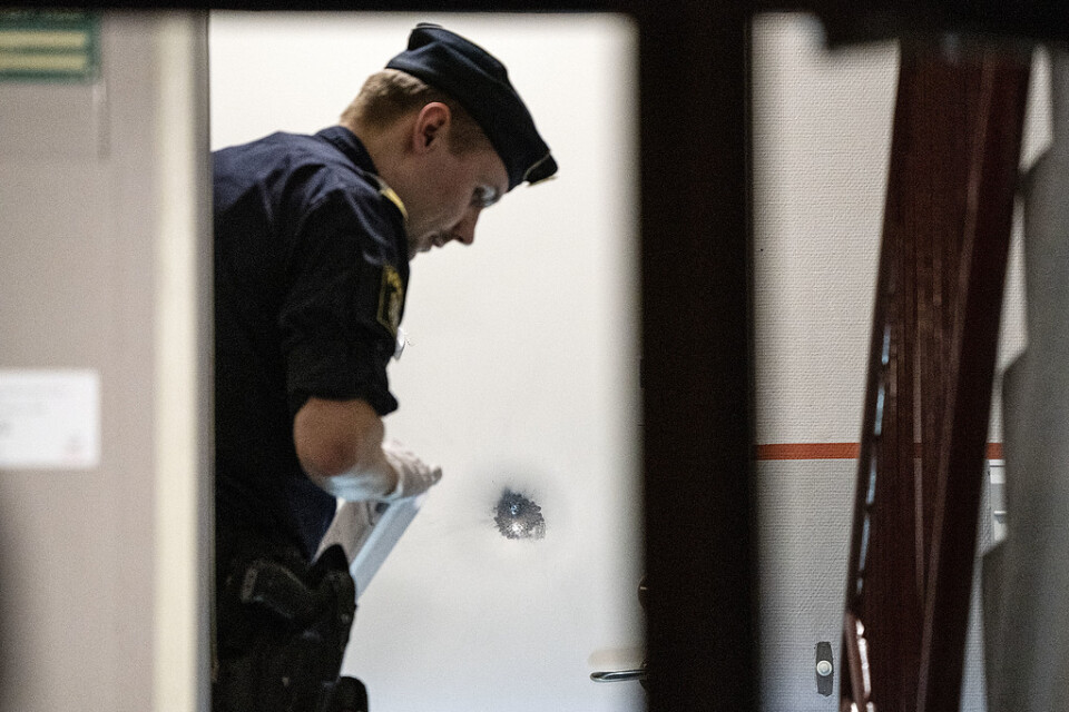 Polisen genomför en teknisk undersökning efter att skott avlossats mot en lägenhetsdörr på Nobelvägen i Malmö på påskaftonskvällen.
