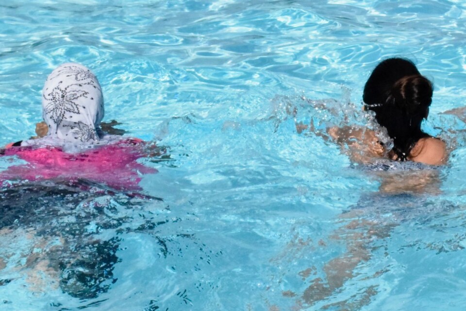 Alla elever måste kunna simma 200 meter varav 50 meter på rygg för att bli godkända i Idrott och hälsa i nian.