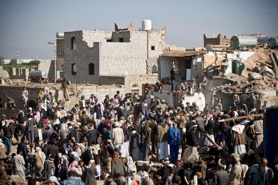 Jemens huvudstad Sanaa attackeras av saudiska stridsflygplan. Konflikten i ett av arabvärldens fattigaste länder trappas därmed snabbt upp - och plötsligt utkämpas skuggkriget mellan Mellanösterns stormakter Saudiarabien och Iran i fullt dagsljus. - Ira