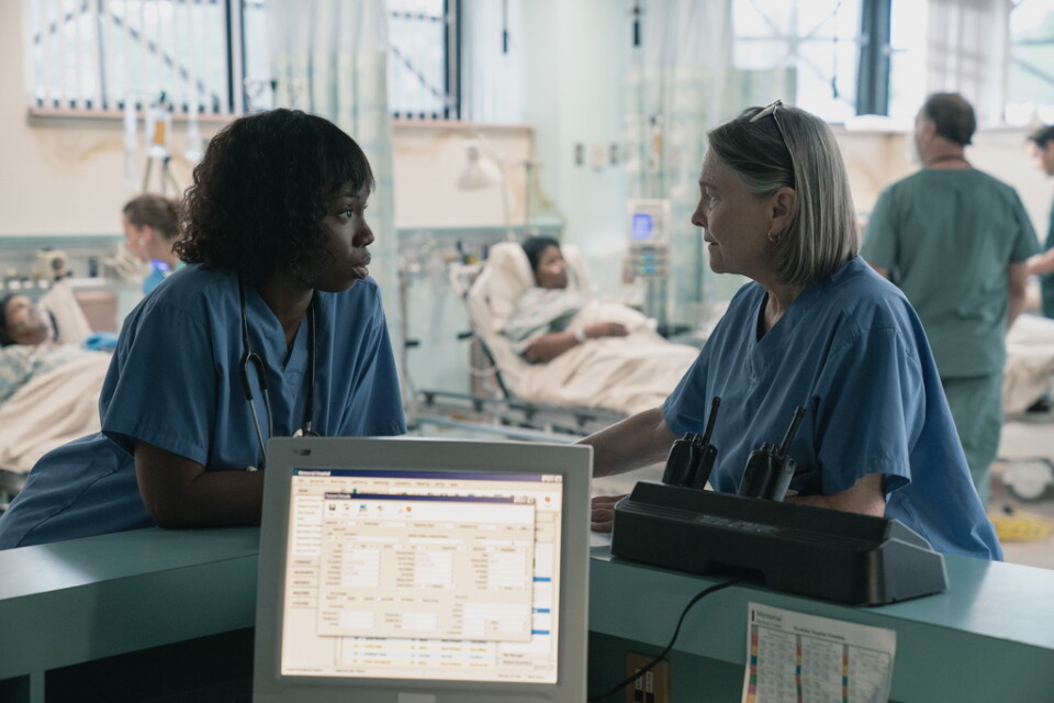 Adepero Oduye och Cherry Jones i Apple tv+ miniserie "Five Days at Memorial" där vårdpersonalen tvingas göra omöjliga val på ett sjukhus i New Orleans efter orkanen Katrina. Pressbild.