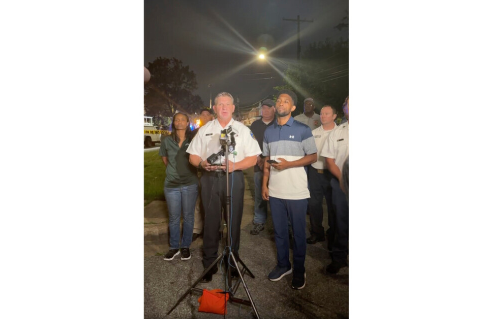 Baltimores tillförordnade polischef Richard Worley (i vit skjorta i mitten) höll presskonferens vid brottsplatsen.