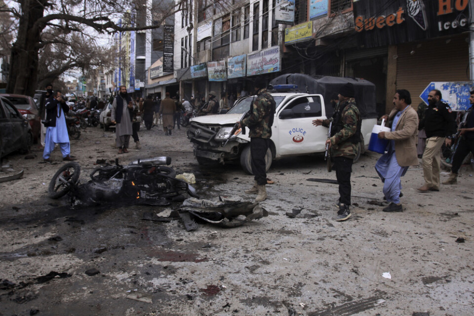 Pakistansk polis vid platsen för bombdådet på måndagen.