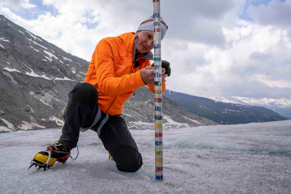 Matthias Huss mäter glaciärtjockleken. Bild från i juni.