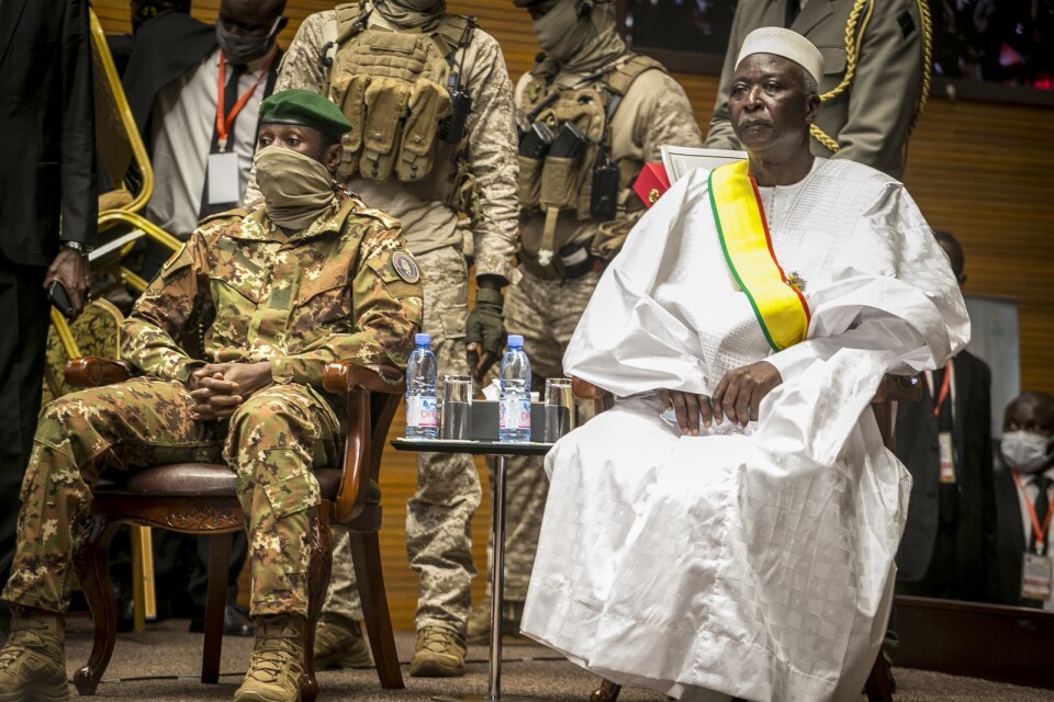Överste Assimi Goïta, till vänster, bredvid den nu avsatte övergångspresidenten Bah Ndaw. Goïta har nu svurits in som övergångspresident i Mali.
