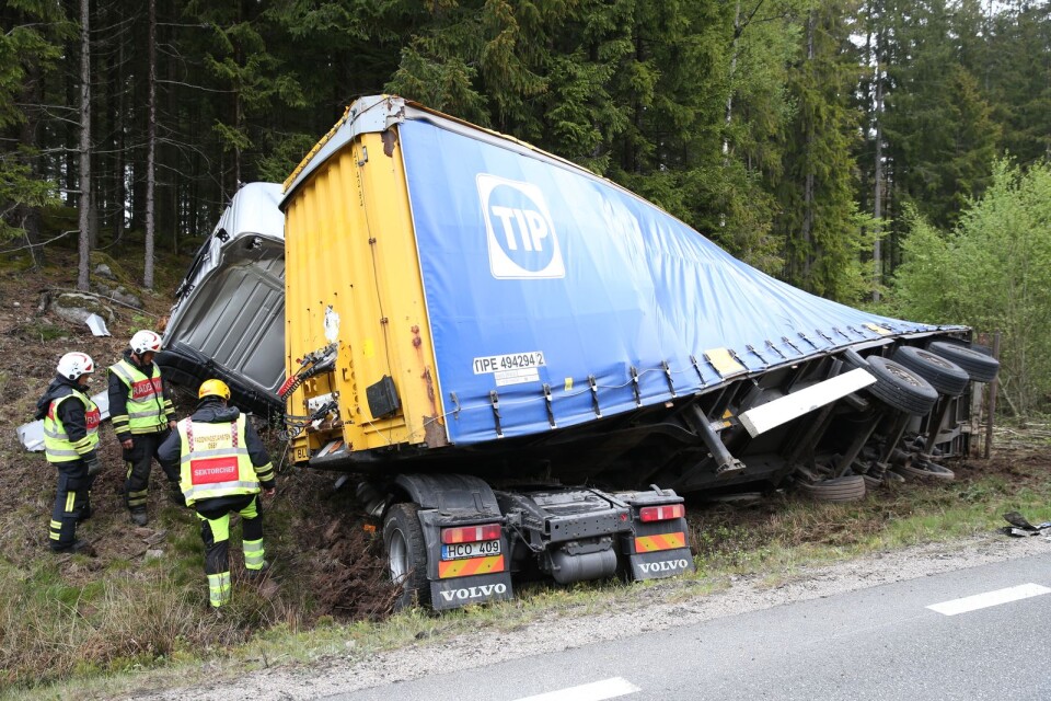 En lastbil kanade vid lunchtid av vägen mellan Vilshult och Skälmershult.