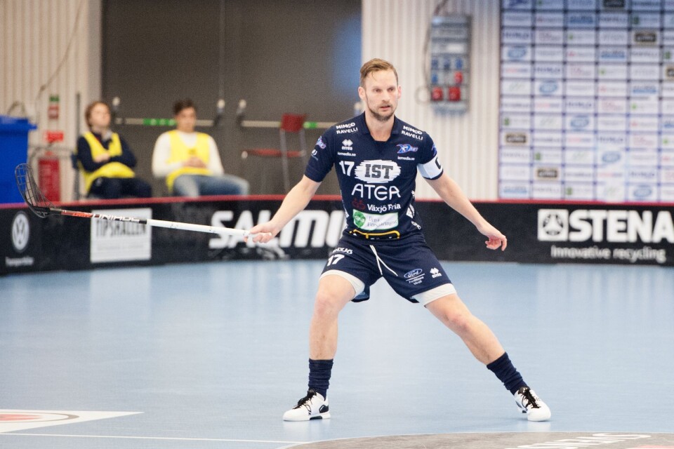 Filip Kjellsson byter Växjös blåa matchtröja till Hovshagas blåa tröja.